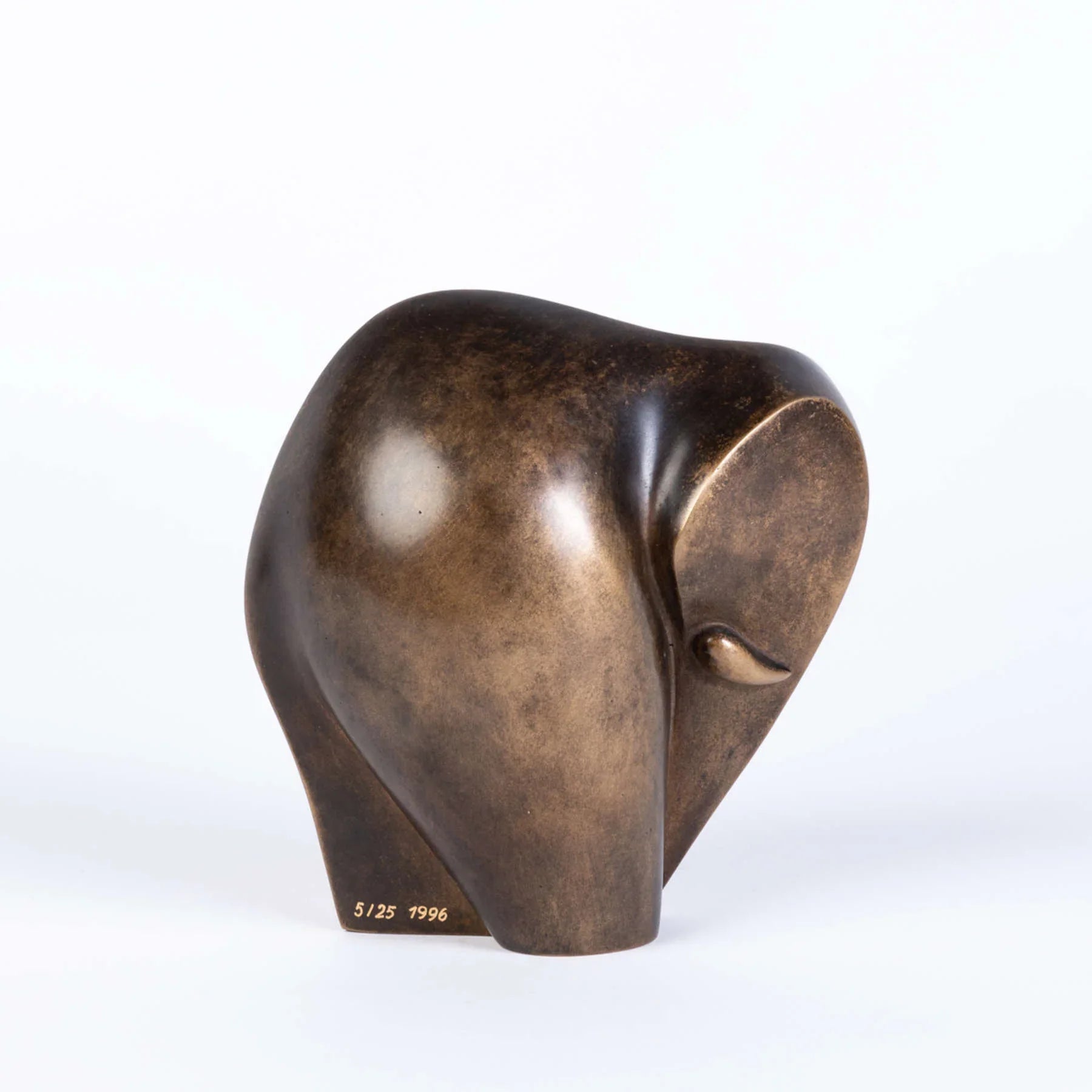 KLEINER ELEFANT Bronze Sculpture - Contemporary Animal Figures By Cordula Dobes