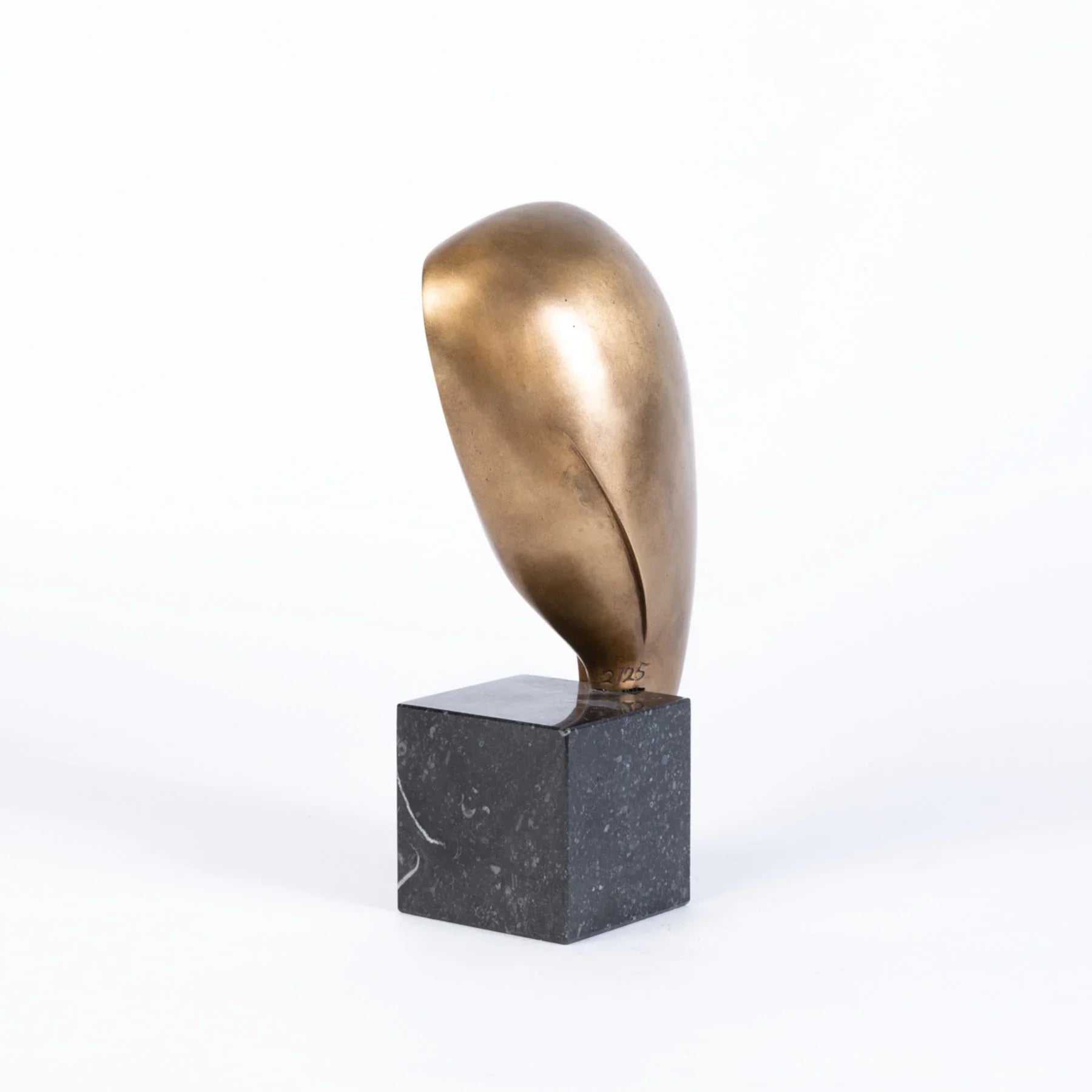 VOGEL DER NACHT Bronze Sculpture - Contemporary Animal Figures By Cordula Dobes