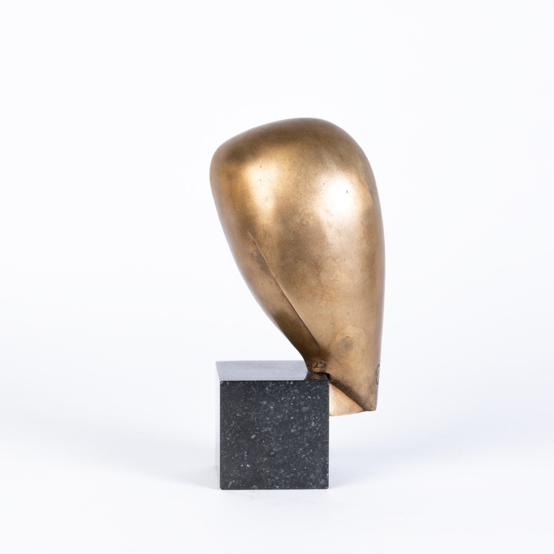 VOGEL DER NACHT Bronze Sculpture - Contemporary Animal Figures By Cordula Dobes